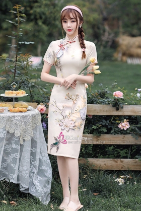 Sườn Xám Mùa Hè Dáng Dài Tuần Lộc Và Hoa Nền Kem