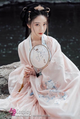 Trang Phục Hằng Nga Hồng Anh Tone Pastel Nhẹ Nhàng