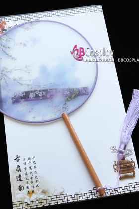 Quạt Tròn Cổ Trang Đào Rơi Trên Cổ Cầm