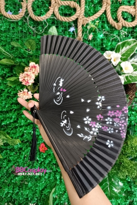 Quạt Gỗ Nhật Đen Hoa Đào Giá Rẻ