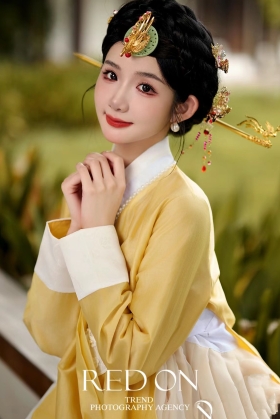 Hanbok Gấm Cao Cấp Chuẩn Hàn Áo Vàng Váy Trắng Kem