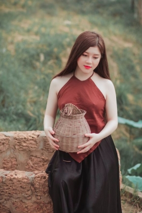 Yếm Nâu Váy Đen Mộc Mạc Chụp Sen