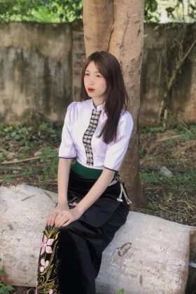 Đồ Dân Tộc Thái Áo Trắng Ren Tay Lỡ Váy Đen Nhung