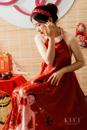 Đầm Yếm Đỏ Váy Xếp Ly Trắng Chụp Ảnh Tứ Thân - Hoạ Tiết Cô Gái Và Mùa Xuân