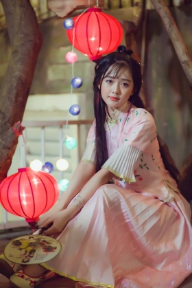 Bộ Sườn Xám Cách Tân Hồng Phấn Dịu Dàng