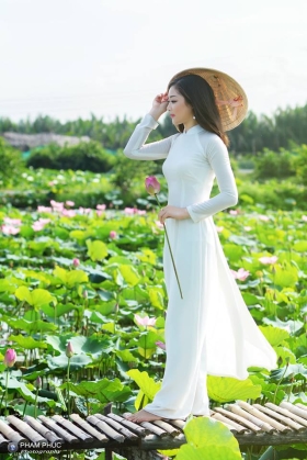 Áo Dài Trắng Lựa Ao Sen