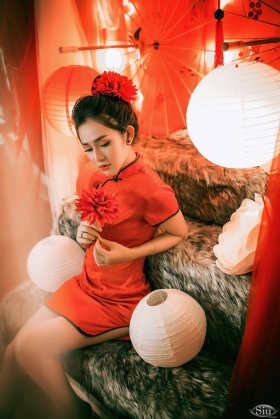 Sườn Xám Đỏ Gấm Thái Ngắn Có Tay