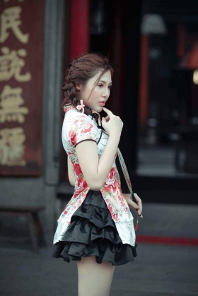 Qiloli Trắng Phi Váy Đen