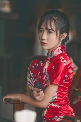 Sườn Xám Đỏ Ngắn Có Tay Họa Tiết Chim Công