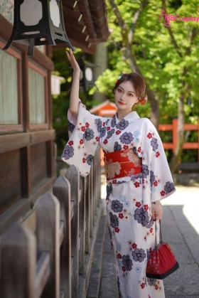 Yukata Trắng Kem Hoa Đen Đỏ