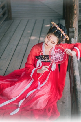 Thuê Hán Phục Hồng Vũ